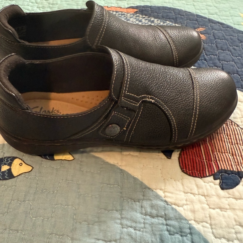 Women’s Clarks Black Textured Leather Loafers Sz 8
